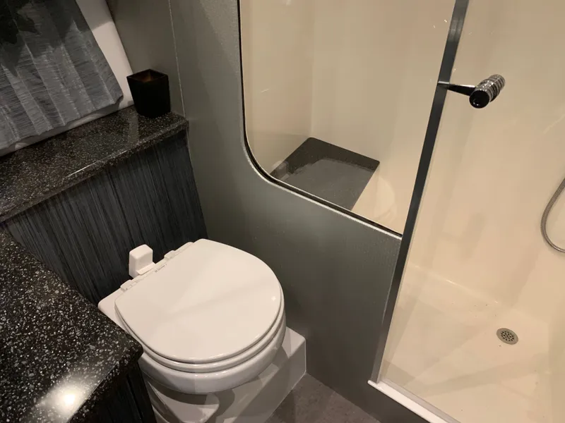 Slide: The Image of Luxurious bathroom in Silverton 4100 SC 2019 model. - 15