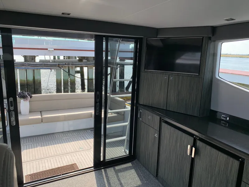 Slide: The Image of Interior of 2019 Silverton 4100 SC yacht with modern amenities. - 31