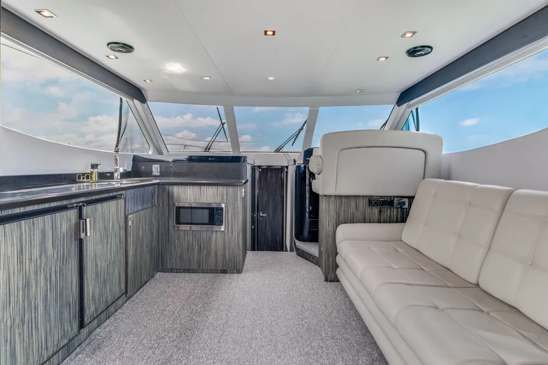 Slide: The Image of Interior of 2019 Silverton 4100 SC yacht with modern amenities. - 48