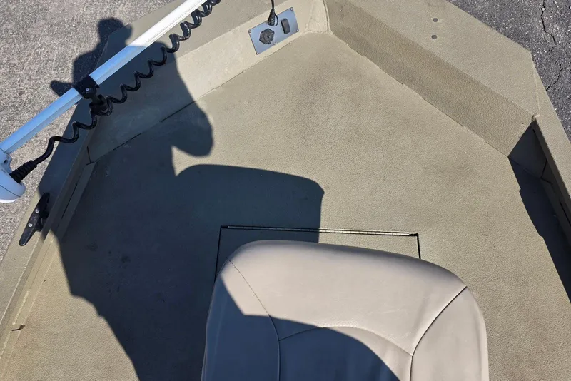 Slide: The Image of 2011 Alumacraft MV 1860 AW SC boat interior with seat and trolling motor. - 14