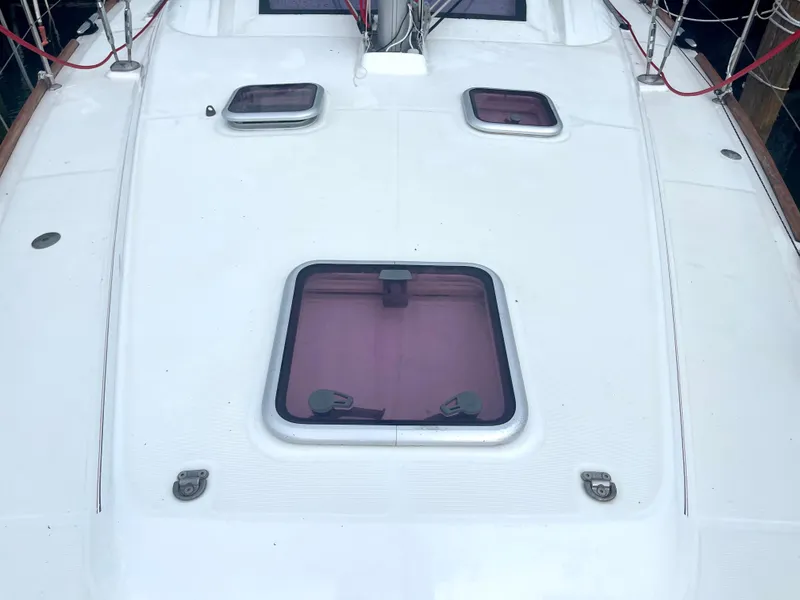 Slide: The Image of Deck of a 2009 Beneteau Oceanis 43 sailboat. - 17