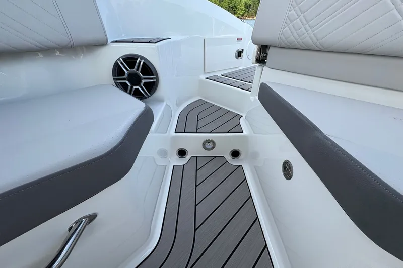 Slide: The Image of Sea Ray SDX 250 Outboard 2026 - 14