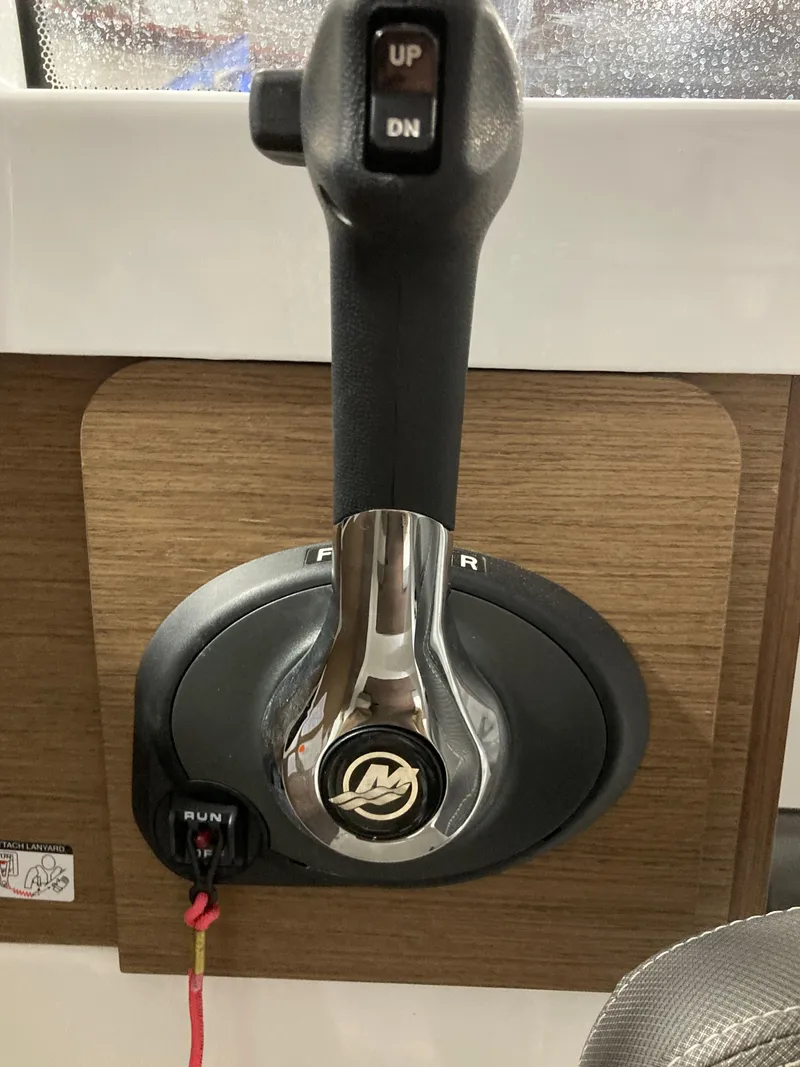 Slide: The Image of Throttle control of Jeanneau NC Weekender 695 Series 2, 2022. - 7