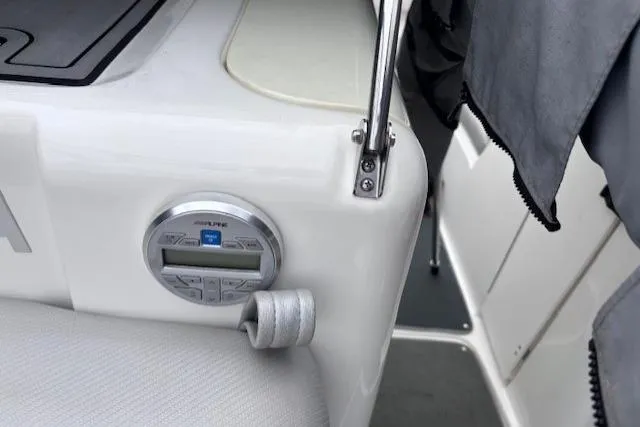 Slide: The Image of 2009 Yamaha Boats AR230 HO interior with Alpine audio system control. - 17