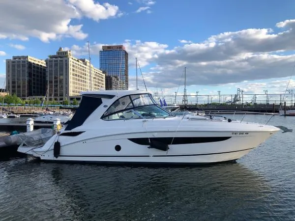 Slide: The Image of Sea Ray 350 Sundancer 2019 - 0