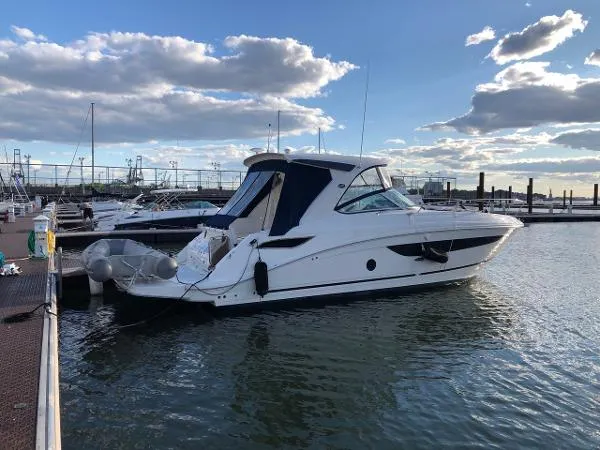 Slide: The Image of Sea Ray 350 Sundancer 2019 - 1