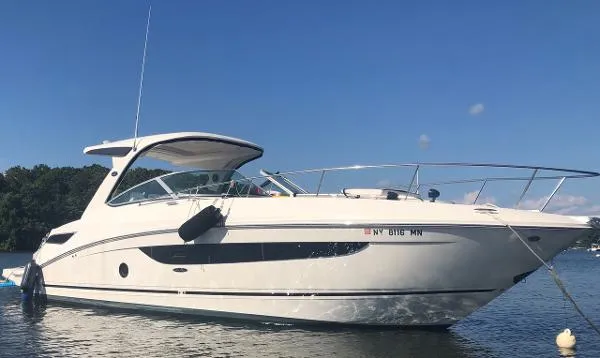 Slide: The Image of Sea Ray 350 Sundancer 2019 - 4