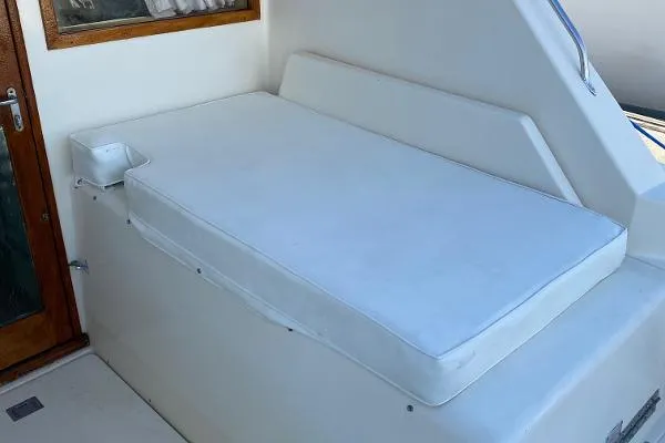 Slide: The Image of Hatteras 32 Flybridge Fisherman 1986 - 10