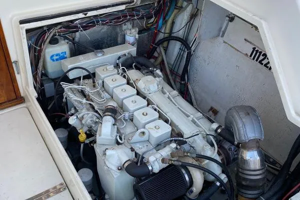 Slide: The Image of Hatteras 32 Flybridge Fisherman 1986 - 11