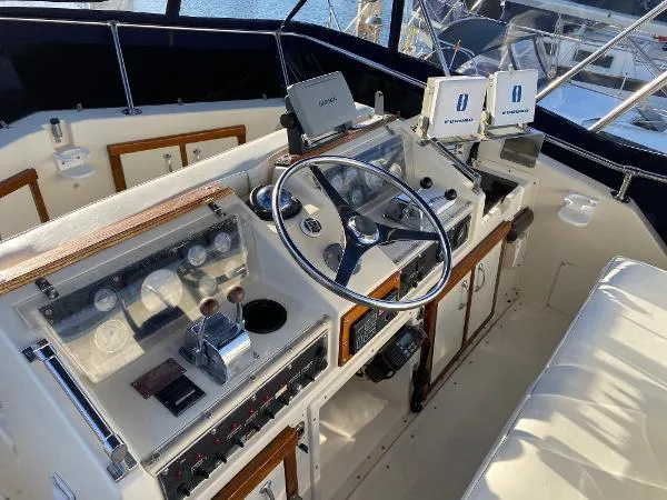 Slide: The Image of Hatteras 32 Flybridge Fisherman 1986 - 5