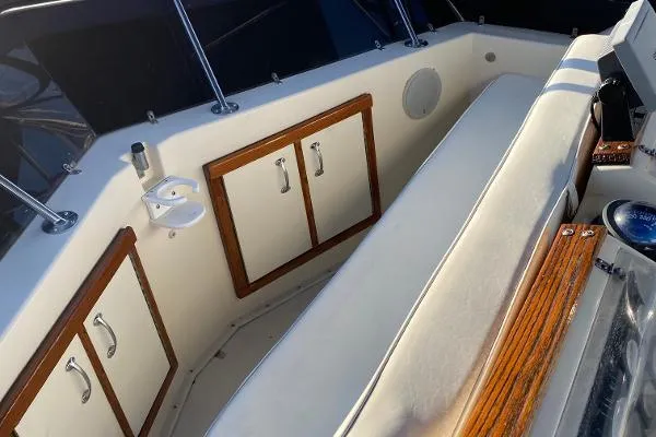 Slide: The Image of Hatteras 32 Flybridge Fisherman 1986 - 6
