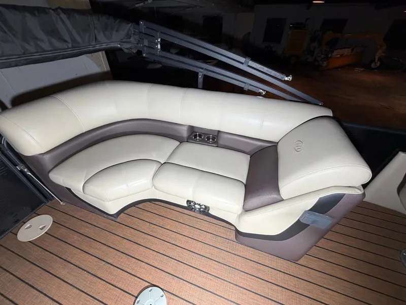 Slide: The Image of Manitou 25 Oasis RF SHP 373 2022 - 10