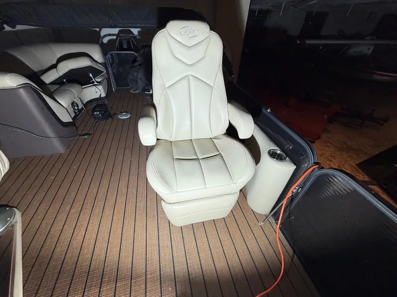 Slide: The Image of Manitou 25 Oasis RF SHP 373 2022 - 7