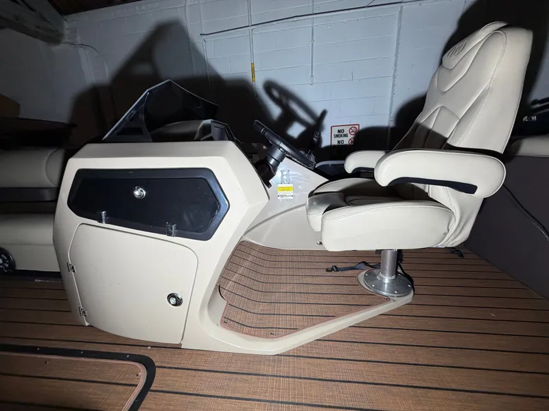 Slide: The Image of Manitou 25 Oasis RF SHP 373 2022 - 9