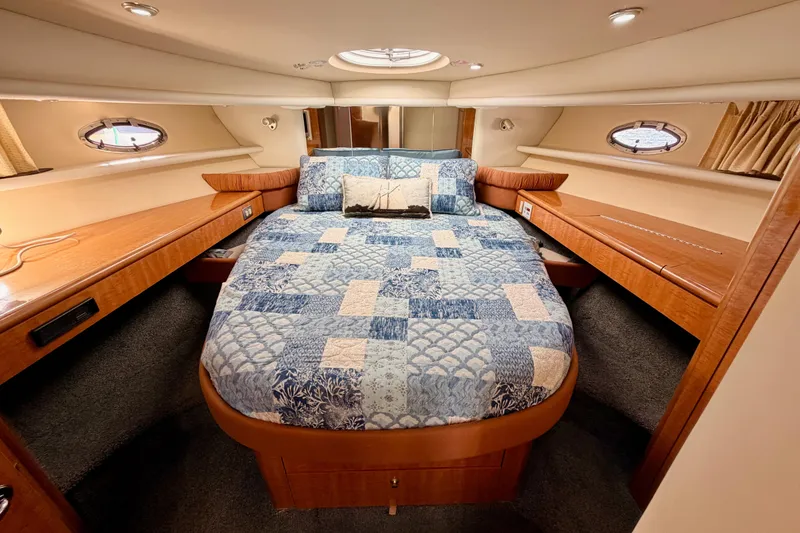 Slide: The Image of Luxurious cabin interior of 2001 Maxum 4600 SCB Limited Edition yacht. - 64