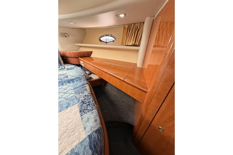 Slide: The Image of Luxurious cabin interior of 2001 Maxum 4600 SCB Limited Edition yacht. - 66