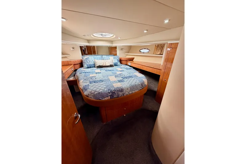 Slide: The Image of Luxurious cabin interior of 2001 Maxum 4600 SCB Limited Edition yacht. - 75