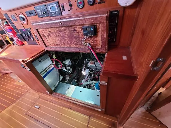 Slide: The Image of Catalina Morgan 45 Center Cockpit 1995 - 11