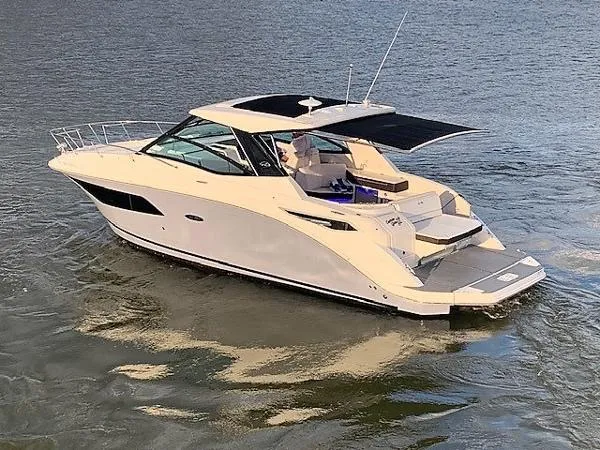Slide: The Image of Sea Ray 320 Sundancer 2020 - 0