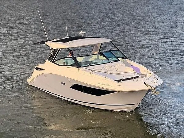 Slide: The Image of Sea Ray 320 Sundancer 2020 - 4