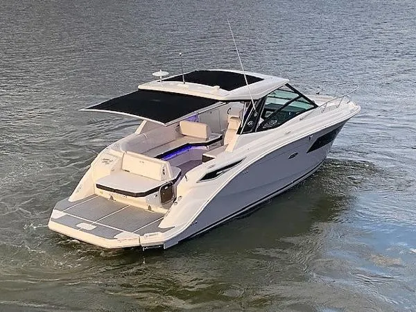 Slide: The Image of Sea Ray 320 Sundancer 2020 - 5