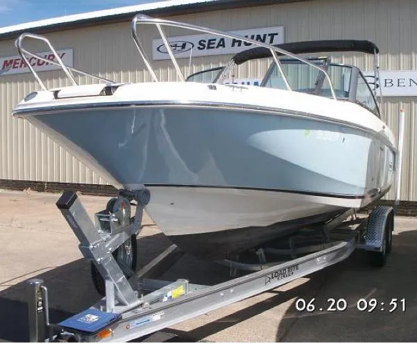 Slide: The Image of Boston Whaler 230 Vantage 2016 - 0