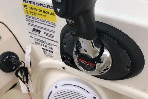 Slide: The Image of Boston Whaler 230 Vantage 2016 - 7