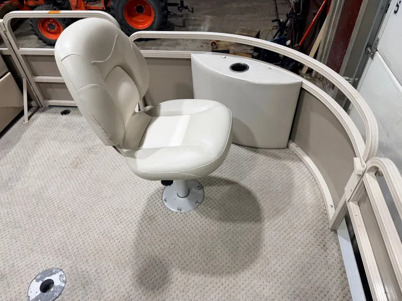 Slide: The Image of Seating area of 2008 Sylvan Mirage 8520 Party Fish pontoon boat. - 11