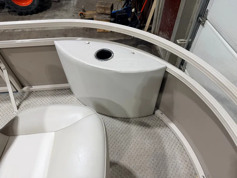 Slide: The Image of Interior of a 2008 Sylvan Mirage 8520 Party Fish boat. - 13