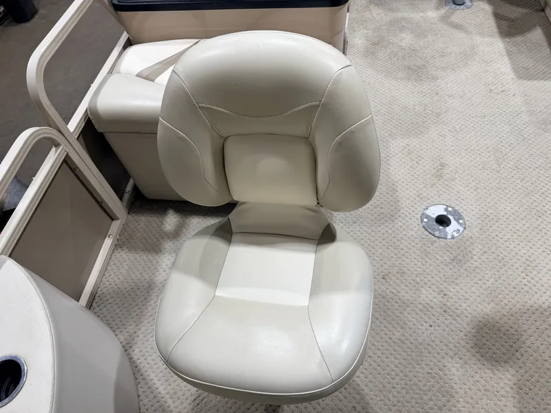 Slide: The Image of Beige seat on a 2008 Sylvan Mirage 8520 Party Fish boat. - 15