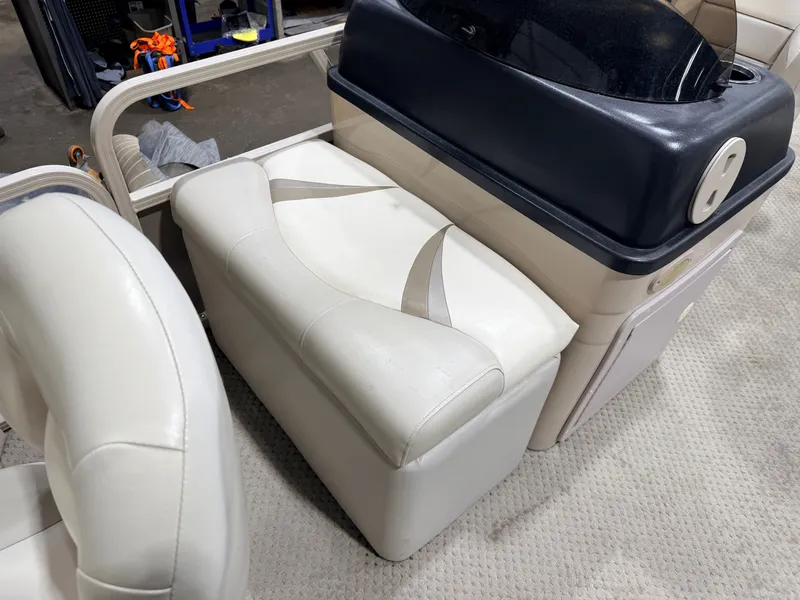 Slide: The Image of Interior of a 2008 Sylvan Mirage 8520 Party Fish boat. - 18