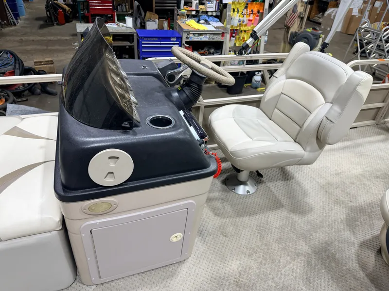 Slide: The Image of Interior of a 2008 Sylvan Mirage 8520 Party Fish boat. - 21