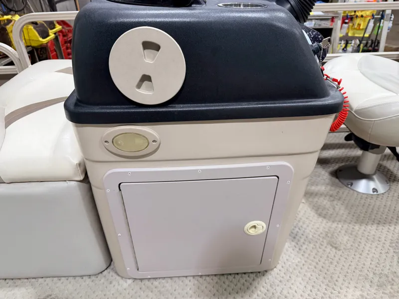 Slide: The Image of Console of a 2008 Sylvan Mirage 8520 Party Fish boat. - 22