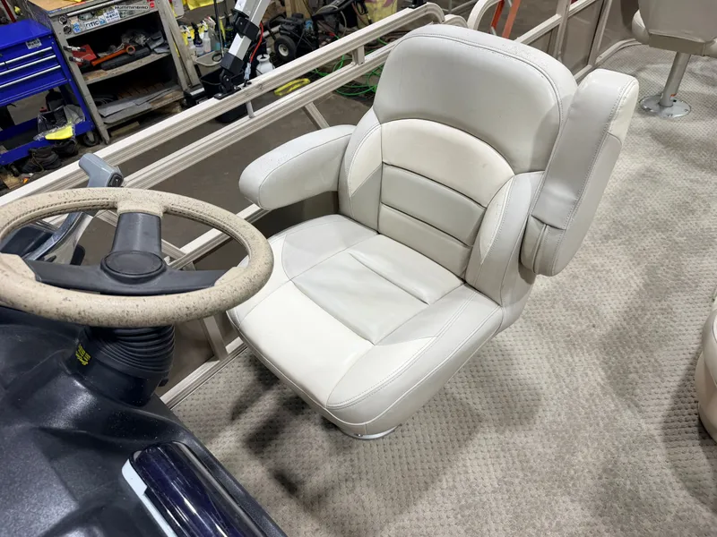 Slide: The Image of Helm of 2008 Sylvan Mirage 8520 Party Fish with beige seat. - 23