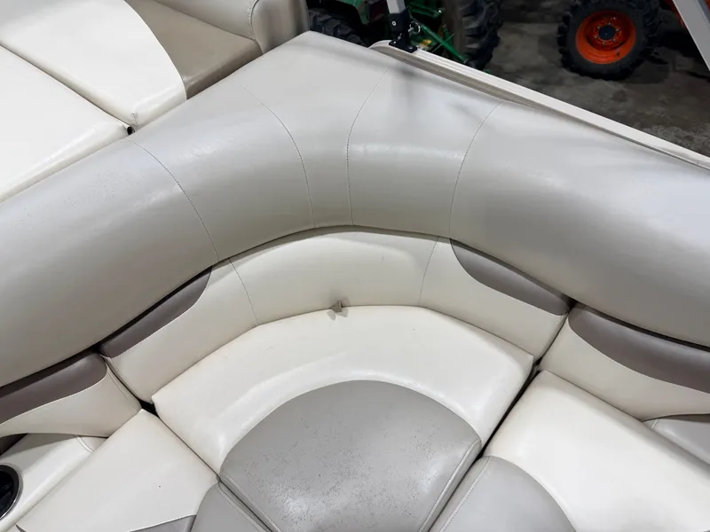 Slide: The Image of Seating area of a 2008 Sylvan Mirage 8520 Party Fish pontoon boat. - 30