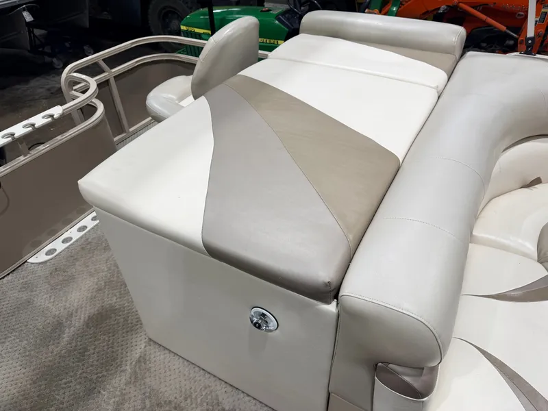 Slide: The Image of Sylvan Mirage 8520 Party Fish 2008 seating area in beige leather. - 35