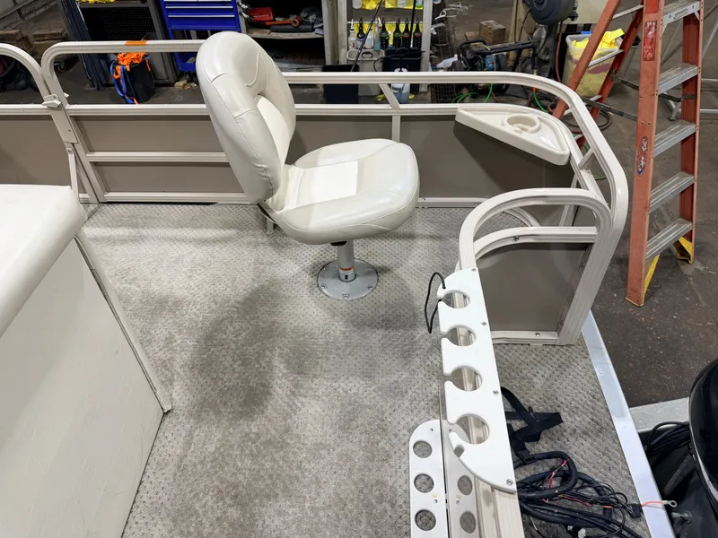 Slide: The Image of Interior of a 2008 Sylvan Mirage 8520 Party Fish pontoon boat. - 41