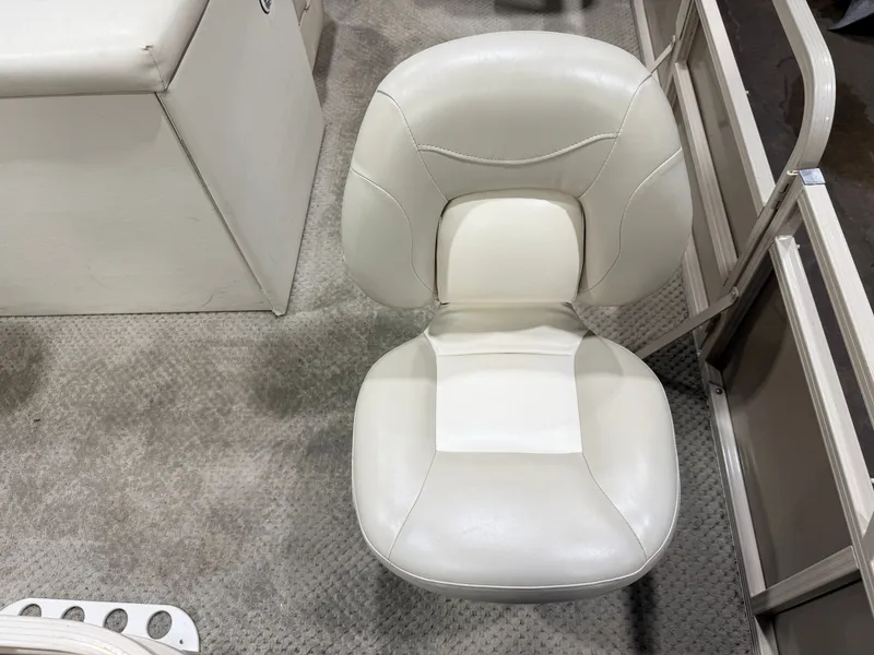 Slide: The Image of White seat on a 2008 Sylvan Mirage 8520 Party Fish boat. - 42