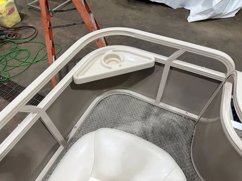 Slide: The Image of Interior of a 2008 Sylvan Mirage 8520 Party Fish boat. - 43