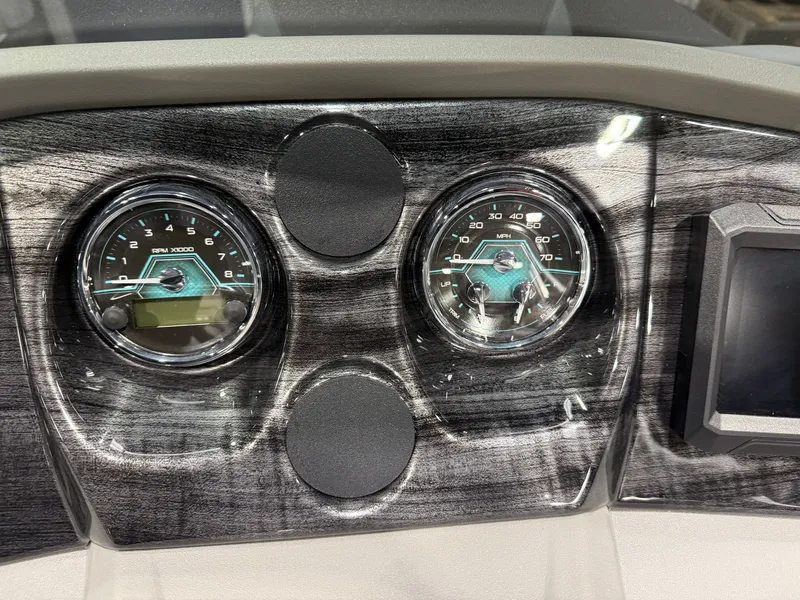 Slide: The Image of Tahoe LTZ 2385 Swingback (VRB) Tritoon & Honda 4-Stroke EFI 2026 - 13