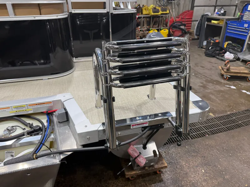 Slide: The Image of Tahoe Sport 1980 boat with ladder and Honda 4-Stroke EFI engine. - 40