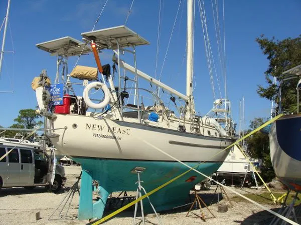 Slide: The Image of Pacific Seacraft Cutter 1995 - 1