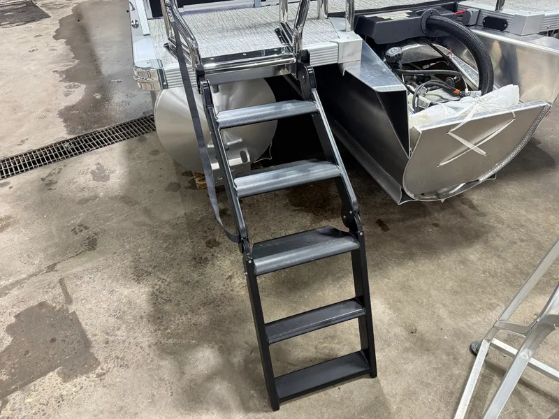 Slide: The Image of Tahoe LTZ 300HP 2385 Elite Windshield 2026 - 41