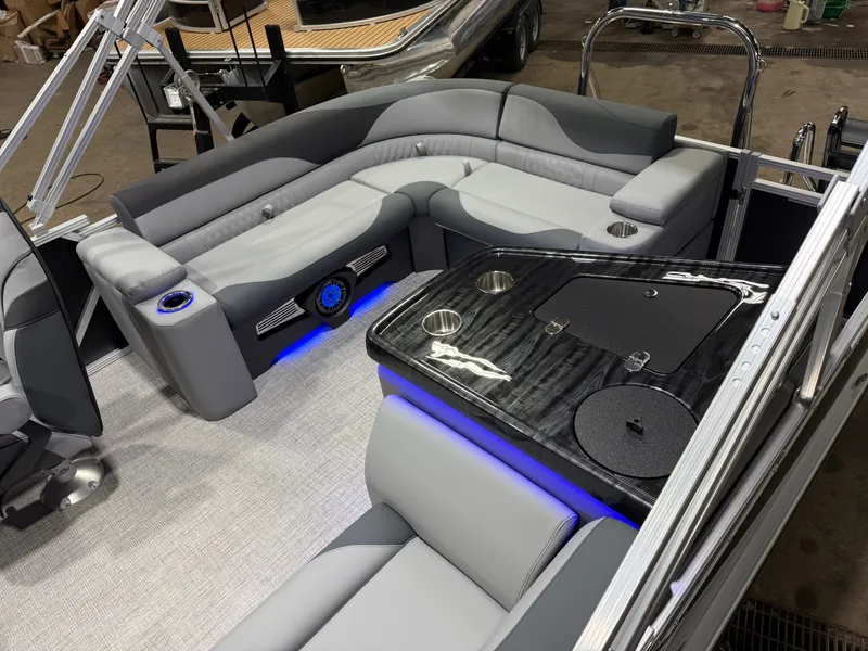 Slide: The Image of Tahoe LTZ 300HP 2385 Elite Windshield 2026 - 5