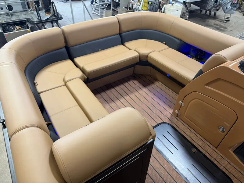Slide: The Image of Bentley Pontoons Elite 300HP Admiral 253 Quad Lounge Tritoon 2026 - 38