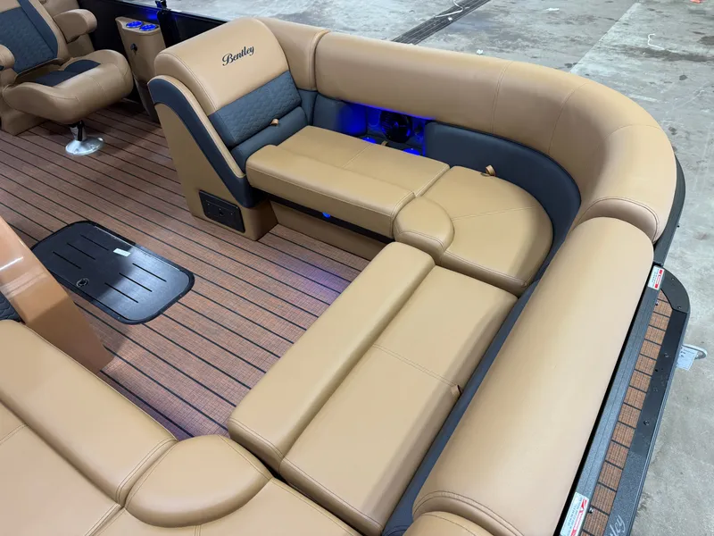 Slide: The Image of Bentley Pontoons Elite 300HP Admiral 253 Quad Lounge Tritoon 2026 - 9