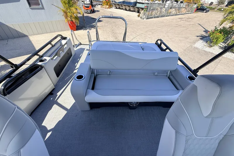 Slide: The Image of 2026 Avalon 2385 LSZ Versatile Rear Bench, Tri Toon High Performance interior view. - 22