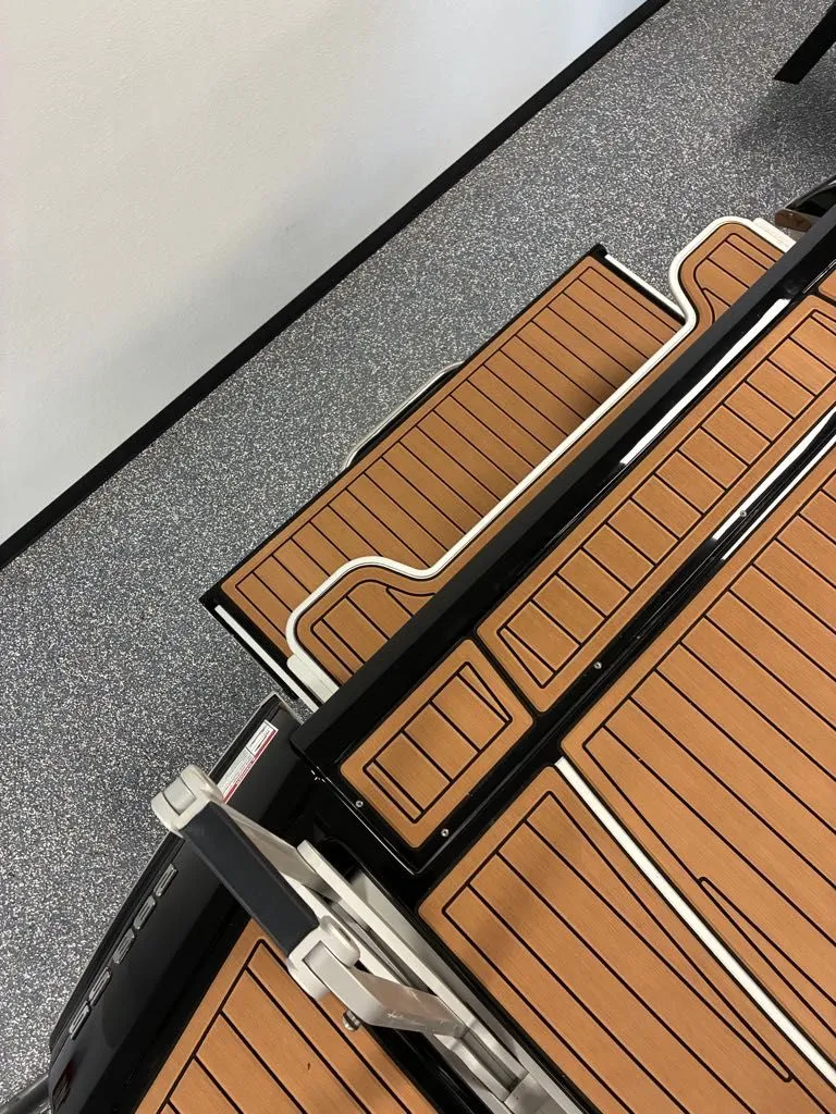 Slide: The Image of Crownline Boats 288 SS 2026 - 8