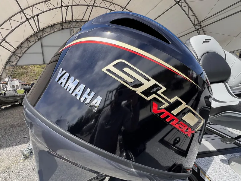 Slide: The Image of Yamaha SHO VMAX engine on Starcraft Storm 176 DC Pro SE 2026. - 16