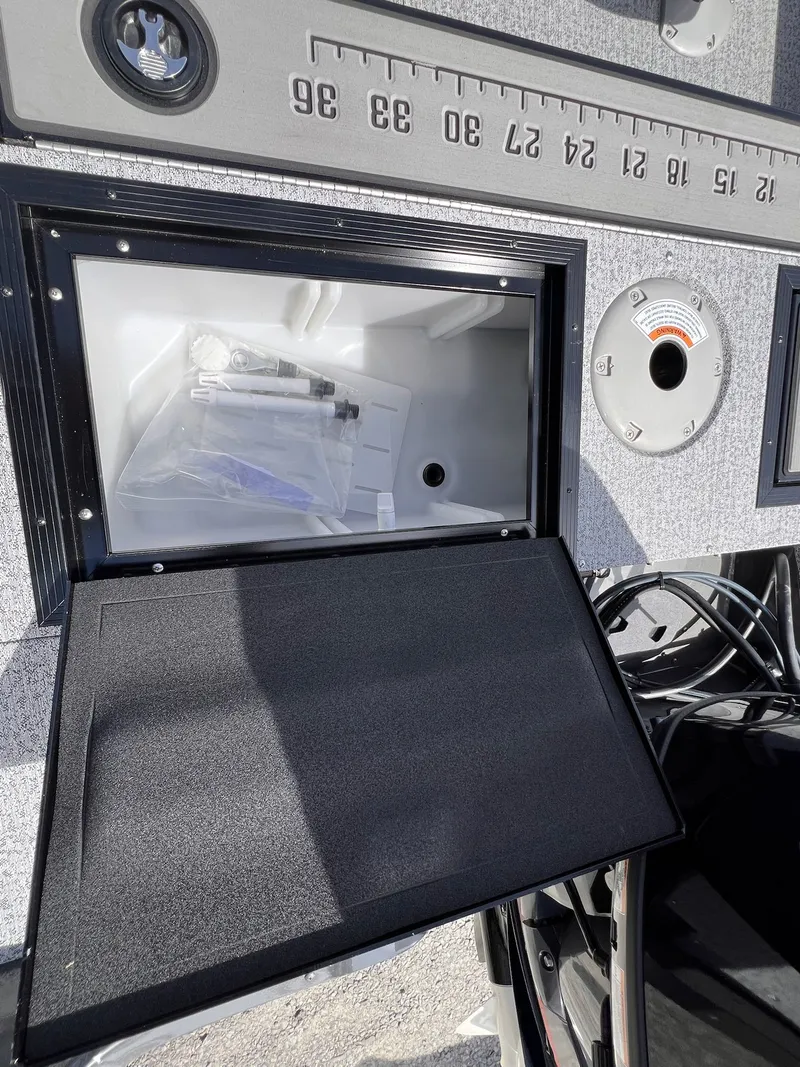 Slide: The Image of Starcraft Storm 176 DC Pro SE 2026 with storage compartment and measurement scale. - 19